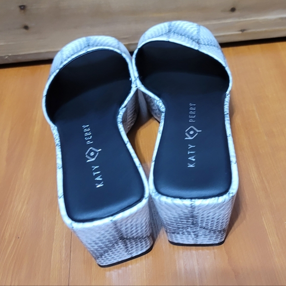 Katy Perry The Busy Bee Block Heel Sandals Sz 8.5 - Picture 4 of 9